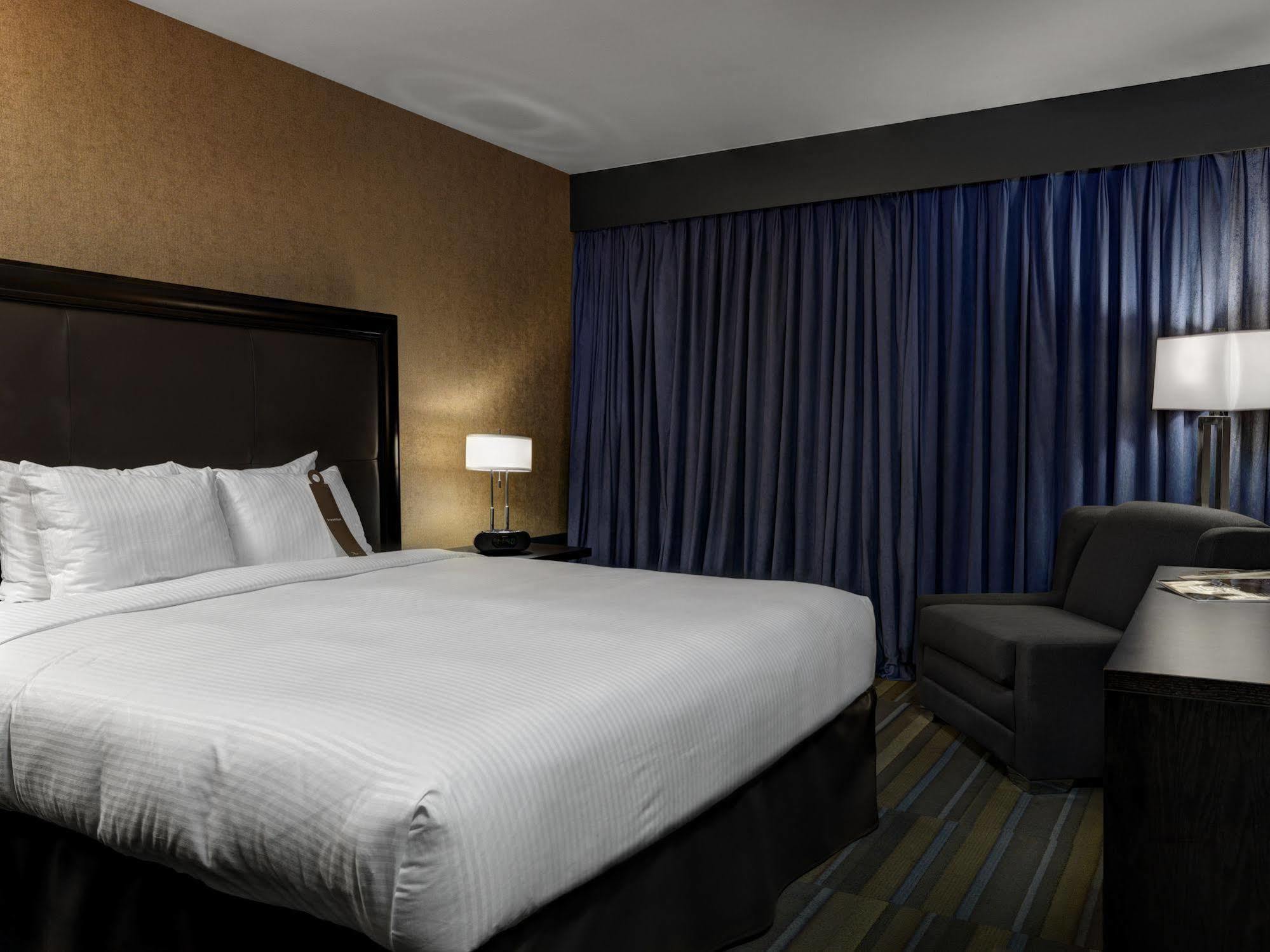 Hotel Arts YYC Екстериор снимка